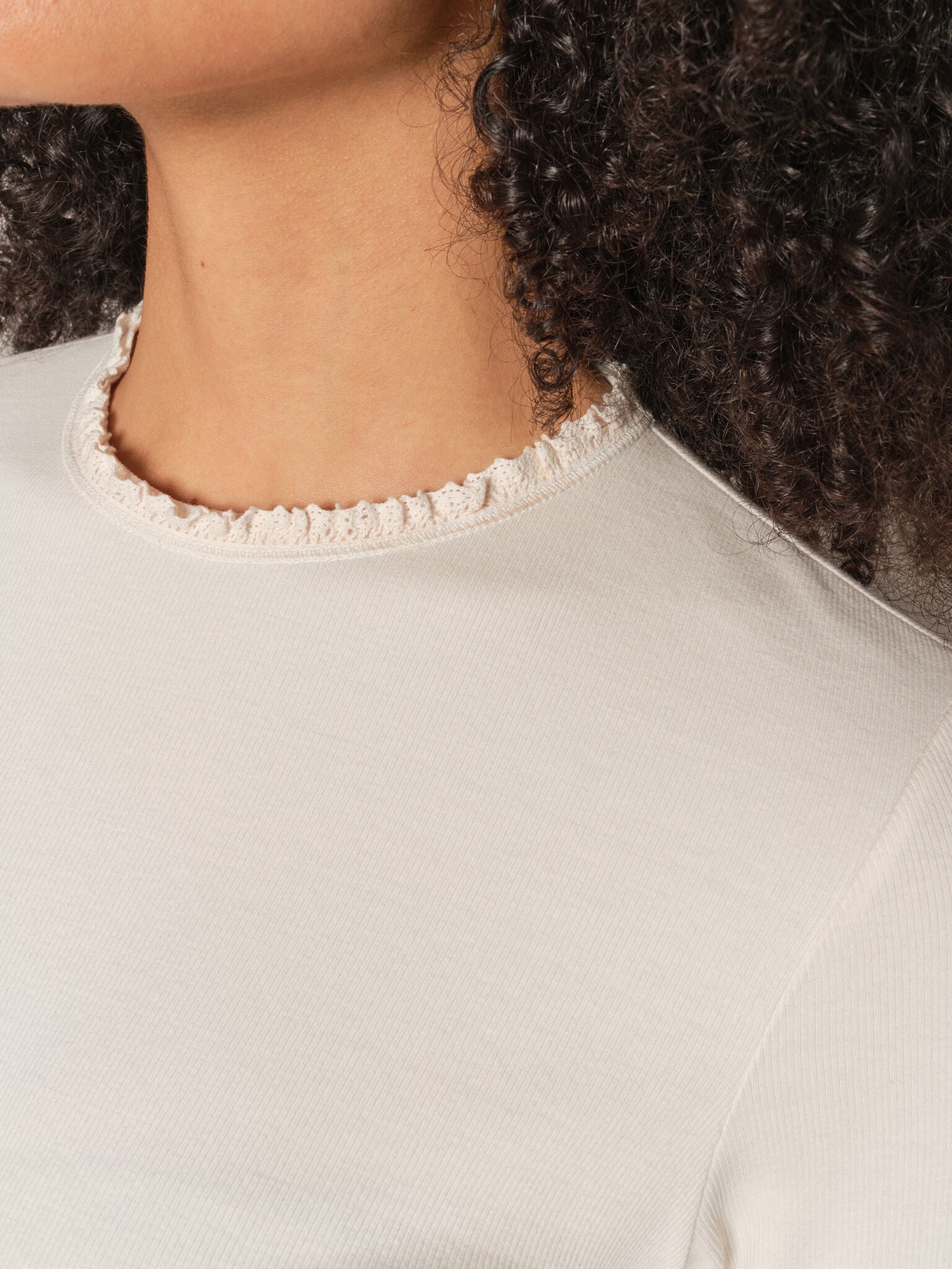 Modelshot / Ecru / Detail